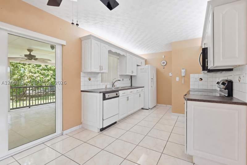 3 bedroom SingleFamilyResidence at 7200 SW 132nd Ave, Winston Park Unit 6, Miami — photo 4