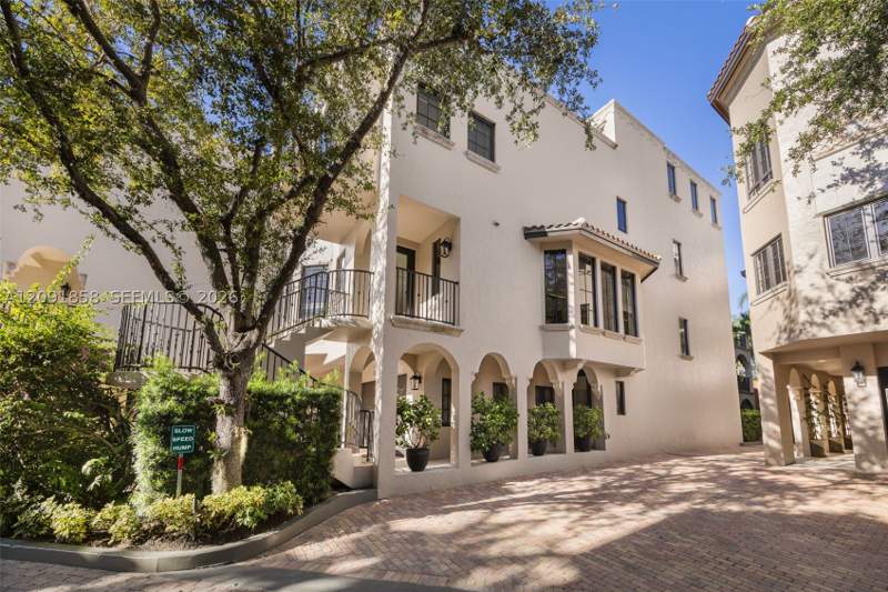 4 bedroom Townhouse at 3471 Main Hwy 1204, Cloisters On The Bay Cond, Coconut Grove — photo 3