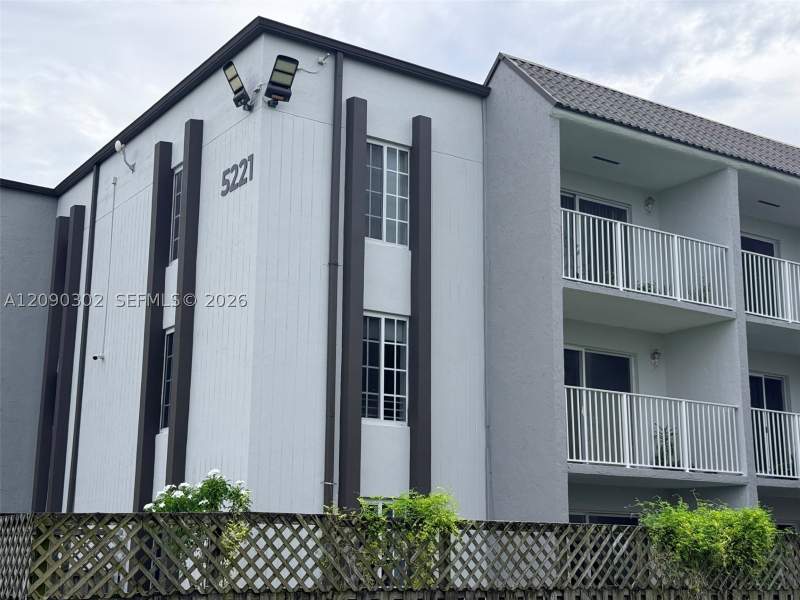 1 bedroom Condominium at 5221 Geneva Way 304, Doral Gardens II Condo, Doral — photo 2