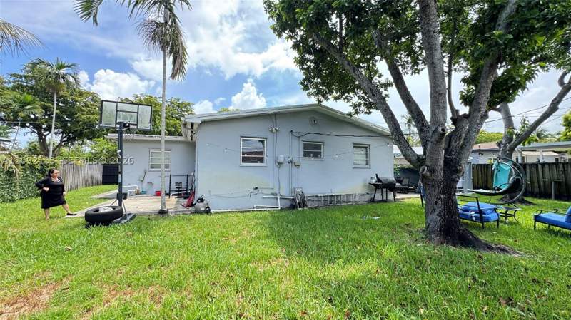 3 bedroom SingleFamilyResidence at 13260 NE Miami Ct, Breezeswept Estates 2nd A, North Miami — photo 4