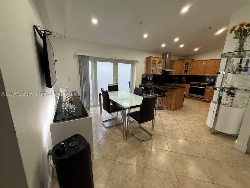3 bedroom SingleFamilyResidence at 12323 SW 198th St, South Miami Lakes, Miami — photo 2
