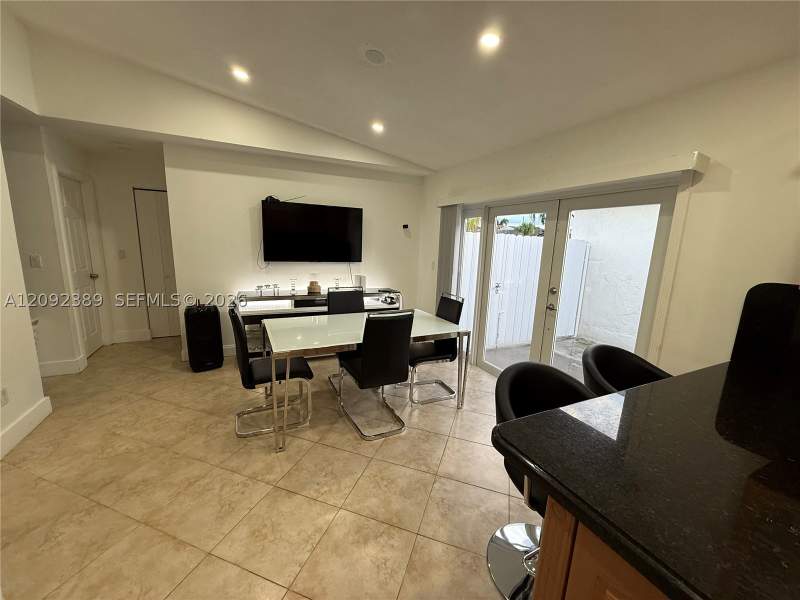 3 bedroom SingleFamilyResidence at 12323 SW 198th St, South Miami Lakes, Miami — photo 3