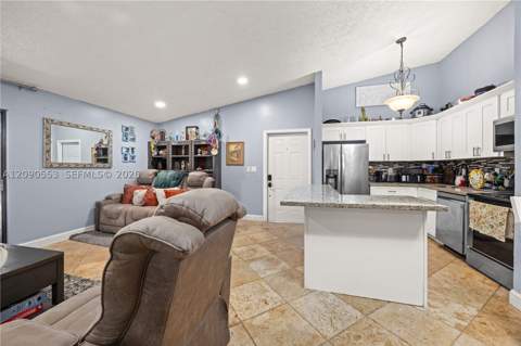 917 NE 199th St 204, Miami FL - photo 15 of 32