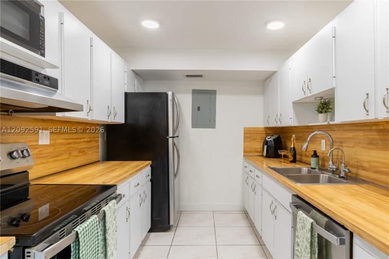 2 bedroom Condominium at 7933 E West Dr 1025, Magaluf Towers Condo, North Bay Village — photo 3