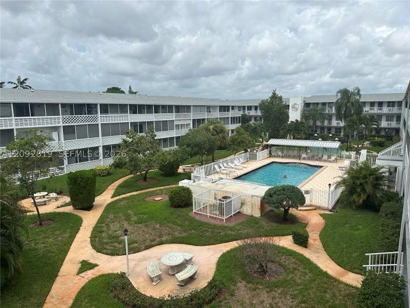 1 bedroom StockCooperative at 15600 NE 6th Ave 39A, Golden Towers No 2 Inc -, Miami — photo 3