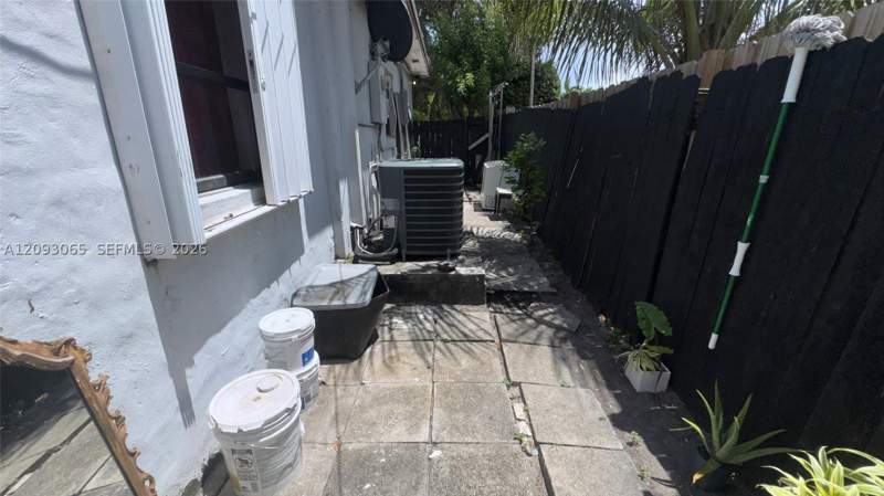 4 bedroom SingleFamilyResidence at 551 NE 159th St, Fulford Highlands 3 Addn, Miami — photo 4