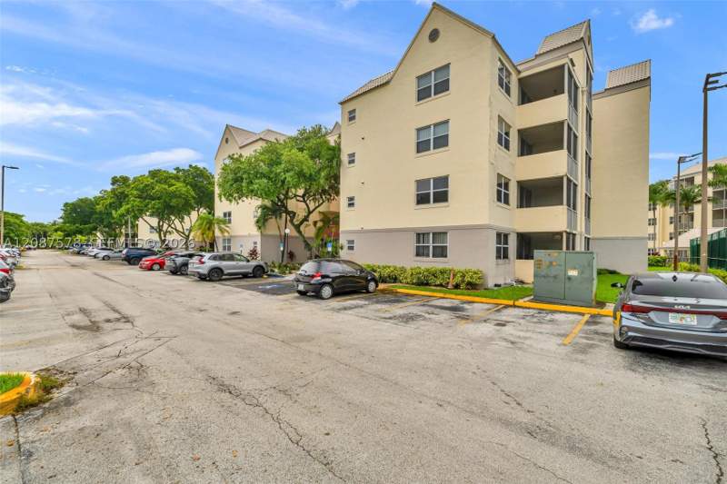 1 bedroom Condominium at 8255 Lake Dr 304, Las Vistas At Doral Condo, Doral — photo 3