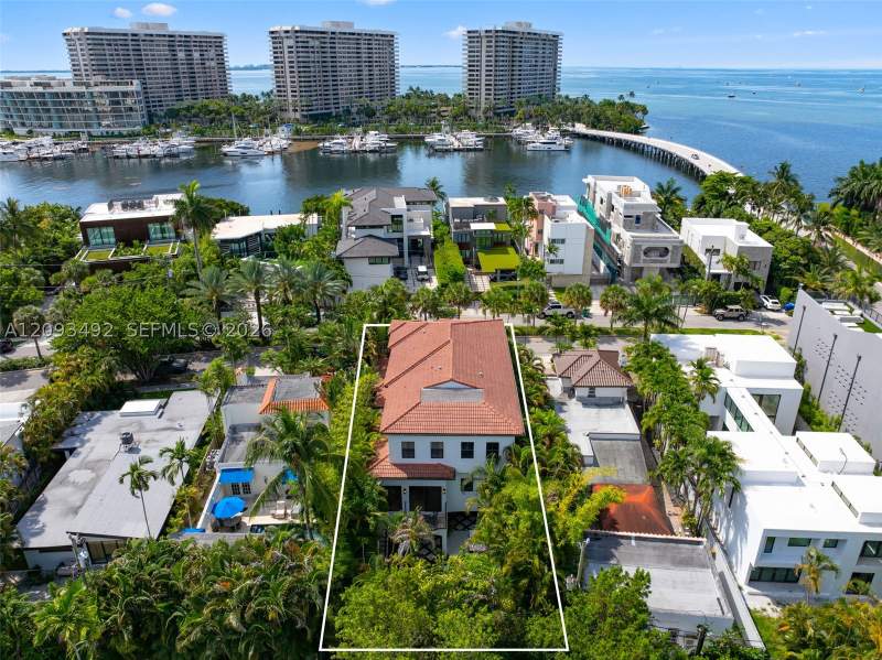4 bedroom SingleFamilyResidence at 1803 S Bayshore Ln, Fairhaven, Miami — photo 2
