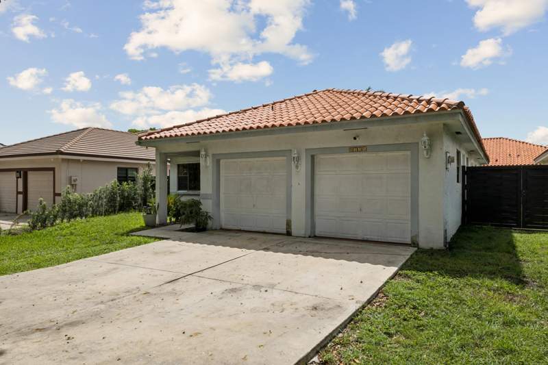 3 bedroom SingleFamilyResidence at 8738 NW 150th Terrace, West Lakes Gardens, Miami Lakes — photo 3