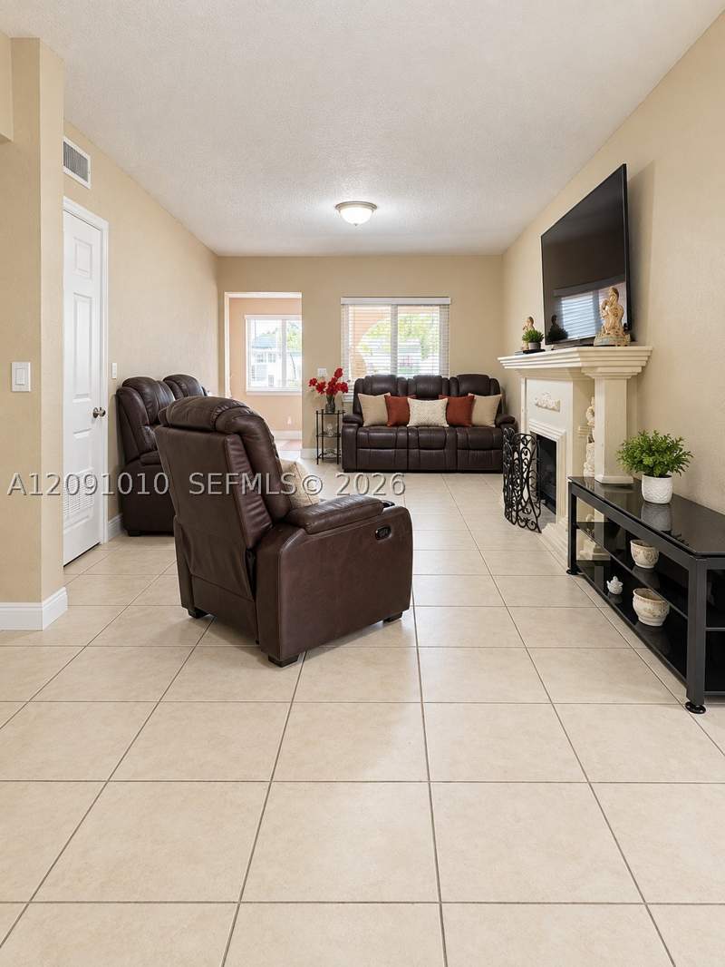 6 bedroom SingleFamilyResidence at 5551 E 4th Ave, 2nd Rev Pl Saratoga Heigh, Hialeah — photo 3