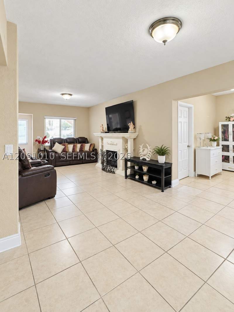 6 bedroom SingleFamilyResidence at 5551 E 4th Ave, 2nd Rev Pl Saratoga Heigh, Hialeah — photo 4