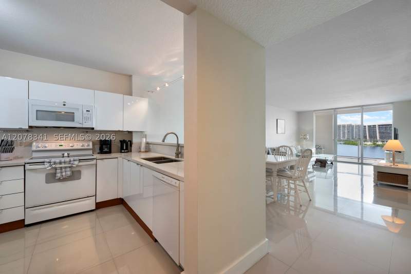2 bedroom Condominium at 18100 N Bay Rd 1009, Marina Bay Club Condo Hot, Sunny Isles Beach — photo 3