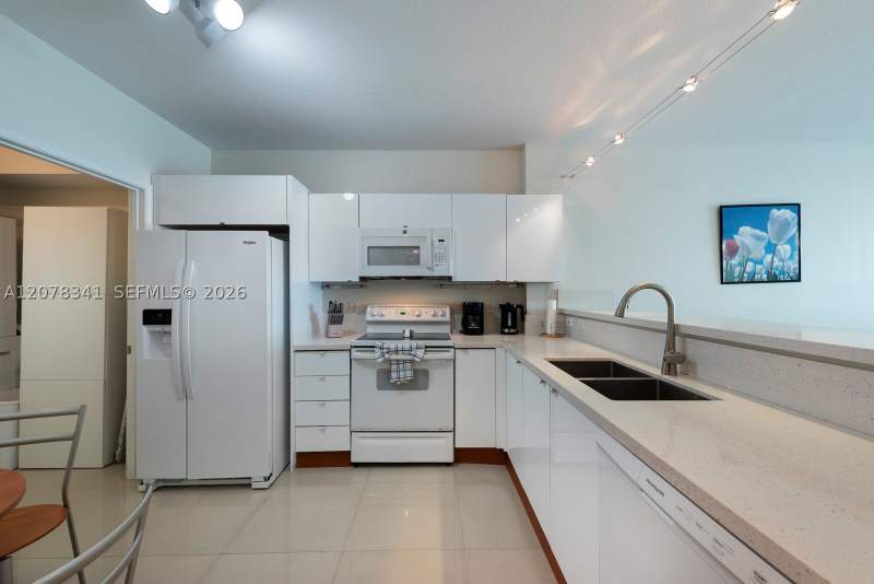 2 bedroom Condominium at 18100 N Bay Rd 1009, Marina Bay Club Condo Hot, Sunny Isles Beach — photo 4