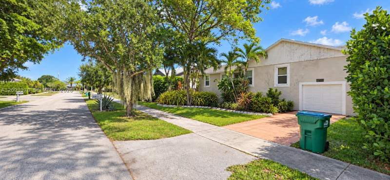 3 bedroom SingleFamilyResidence at 9760 SW 211th St, Aurora Park Sub, Cutler Bay — photo 2