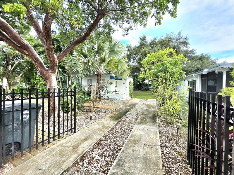 2 bedroom SingleFamilyResidence at 1220 NE 128th St, Hampshire Heath, North Miami — photo 3