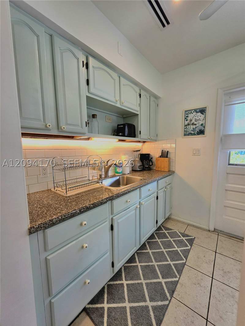 2 bedroom SingleFamilyResidence at 1220 NE 128th St, Hampshire Heath, North Miami — photo 4