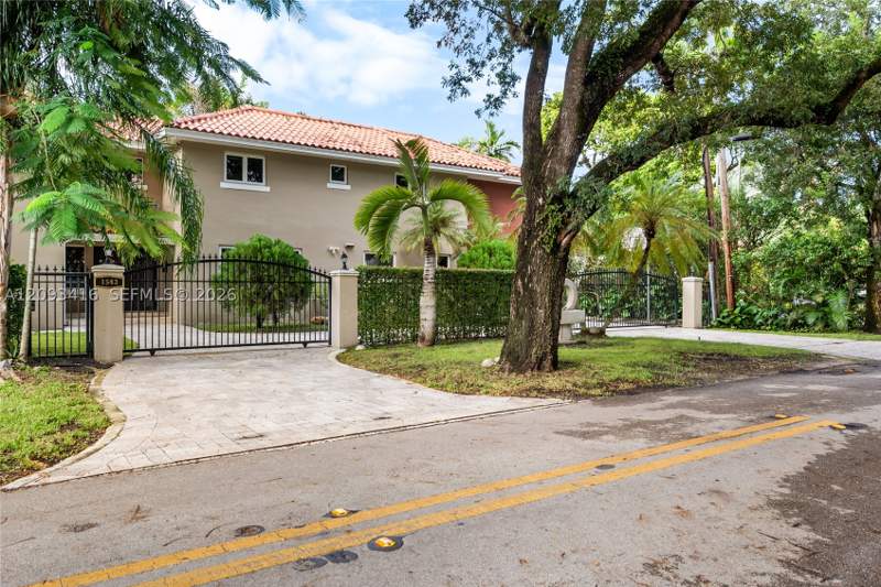 3 bedroom SingleFamilyResidence at 1543 Dorado Ave, C Gab Country Club Sec 5, Coral Gables — photo 3