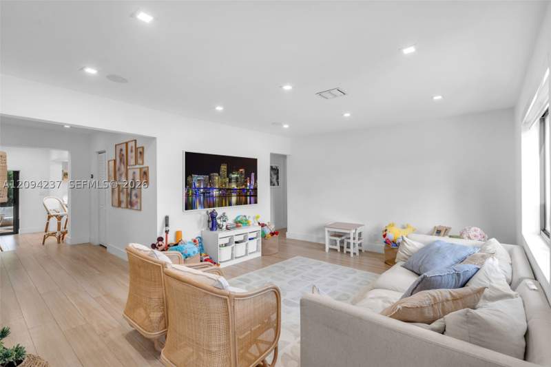 2 bedroom SingleFamilyResidence at 6021 SW 17th St, Calvert Manors, Miami — photo 4