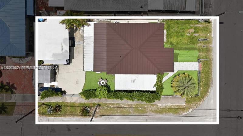 5 bedroom SingleFamilyResidence at 301 SW 36th Ave, Kirkland Heights Amd, Miami — photo 2