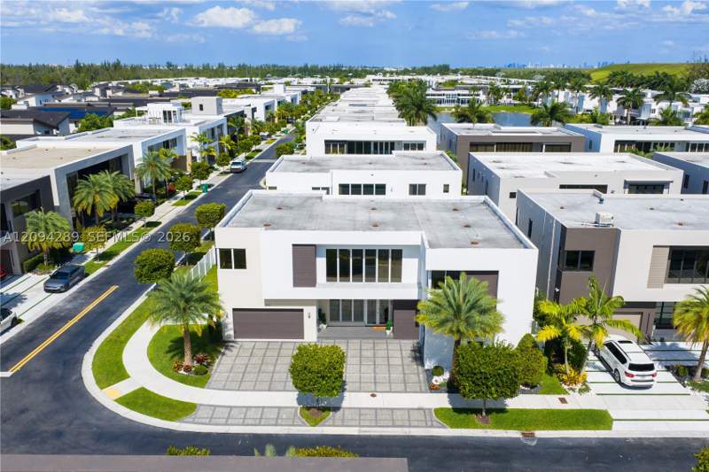 5 bedroom SingleFamilyResidence at 7525 NW 103rd Pl, Doral Commons Residential, Doral — photo 2