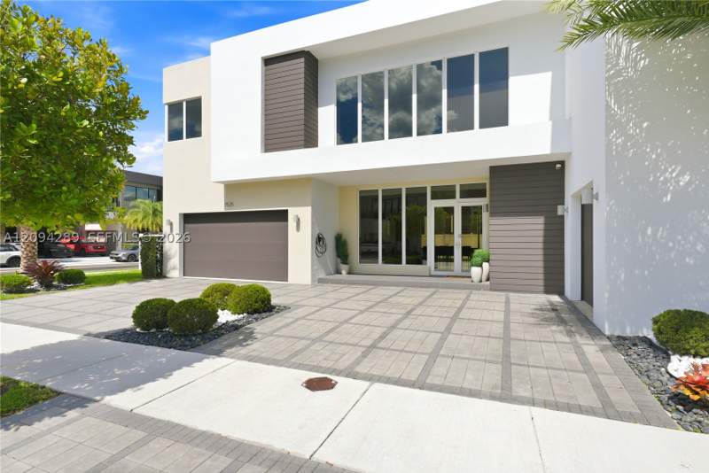5 bedroom SingleFamilyResidence at 7525 NW 103rd Pl, Doral Commons Residential, Doral — photo 4