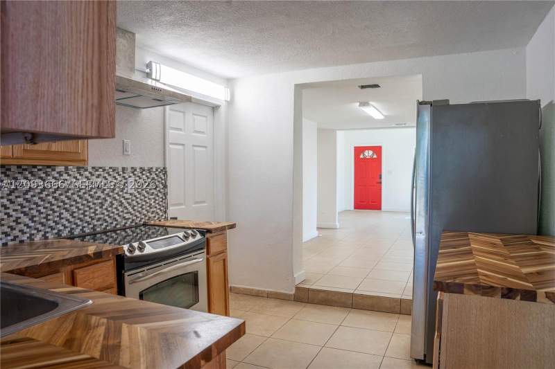 4 bedroom SingleFamilyResidence at 861 W 32nd St, West Hialeah Heights Amd, Hialeah — photo 5
