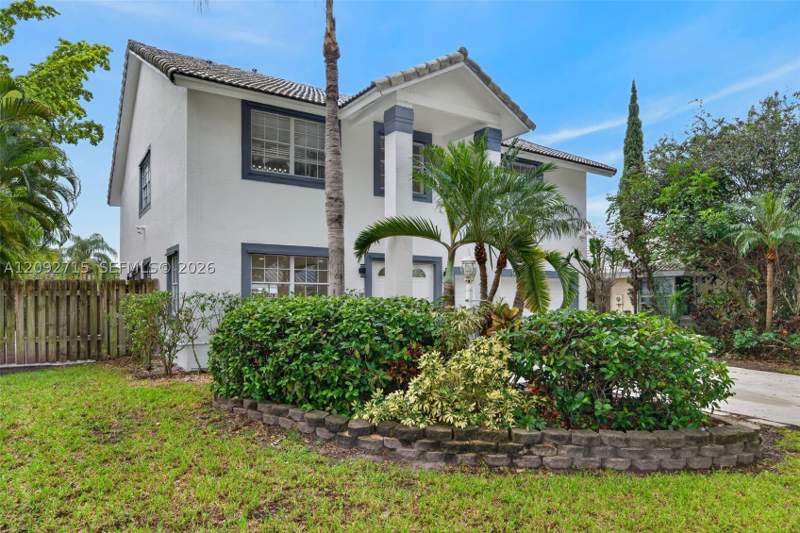 5 bedroom SingleFamilyResidence at 9410 SW 212th Ter, Lakes By The Bay Sec 7, Cutler Bay — photo 4
