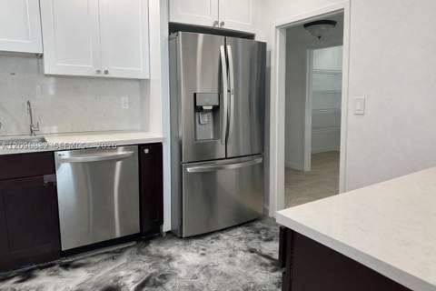 9341 E Bay Harbor Dr 6C, Bay Harbor Islands FL - photo 13 of 26