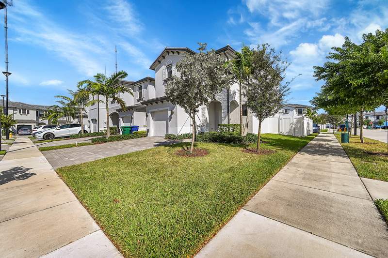 3 bedroom Townhouse at 20357 NW 4th Path, Vista Lago, Miami Gardens — photo 2