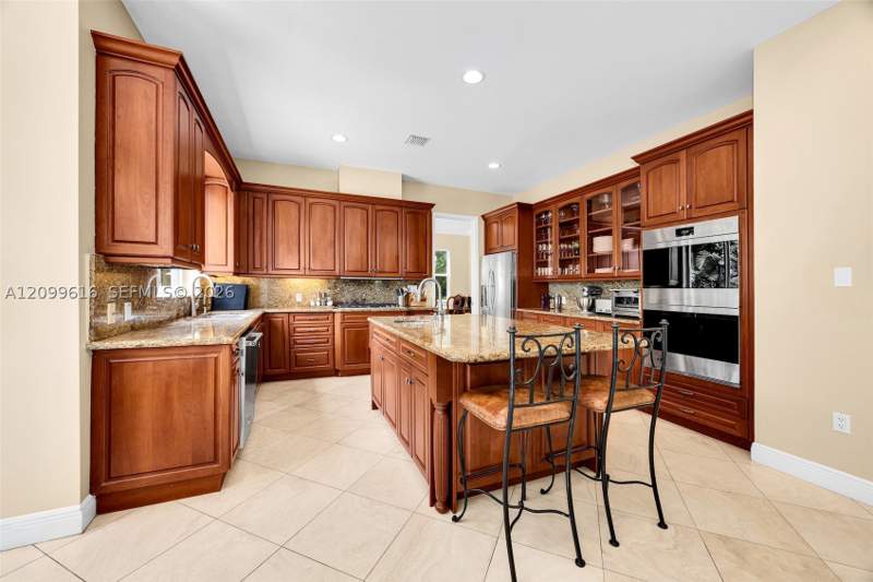 5 bedroom SingleFamilyResidence at 9461 SW 103rd St, Galloway Glen, Miami — photo 5