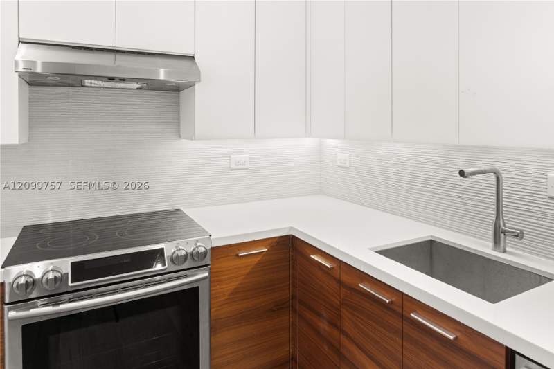 1 bedroom Condominium at 5555 Collins Ave 17J, Oceanside Plaza Condo, Miami Beach — photo 5