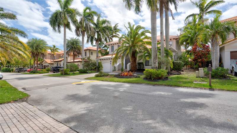 5 bedroom SingleFamilyResidence at 7956 SW 195th St, Cutler Cay, Cutler Bay — photo 4