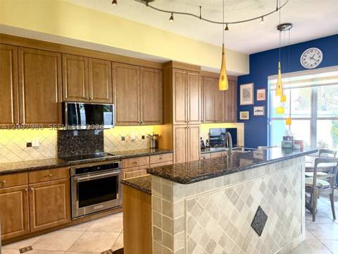 3191 NE 211th Ter, Aventura FL - photo 6 of 17