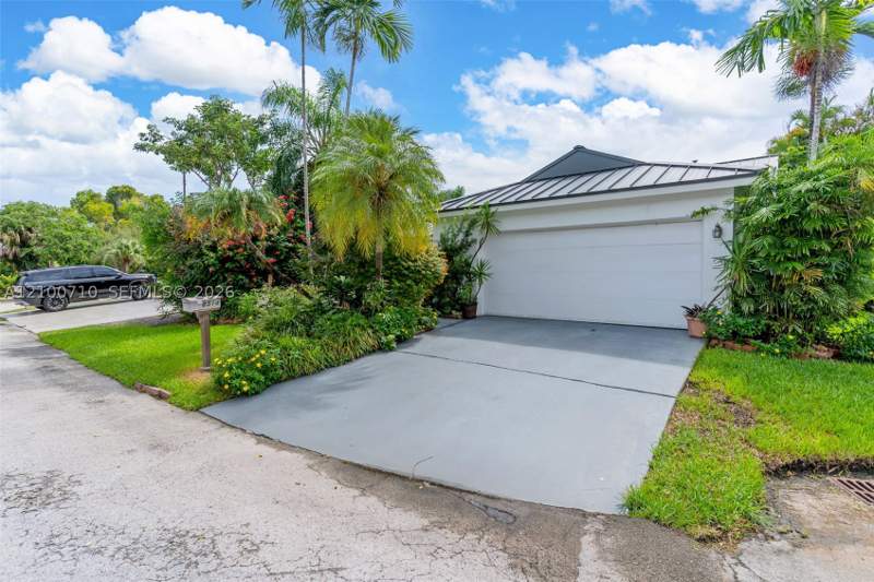 4 bedroom SingleFamilyResidence at 8514 SW 209th Ln, Centennial Sec 1, Cutler Bay — photo 3