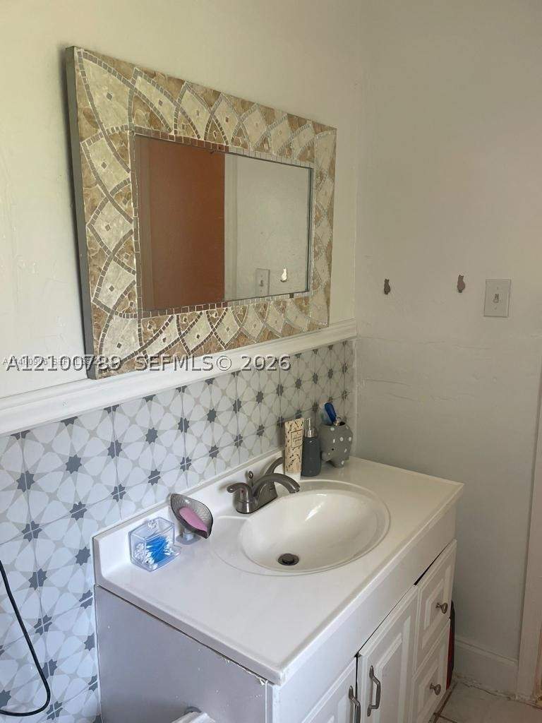 5 bedroom SingleFamilyResidence at 1137 NW 58th Ter, Gabel Sub No 4, Miami — photo 5