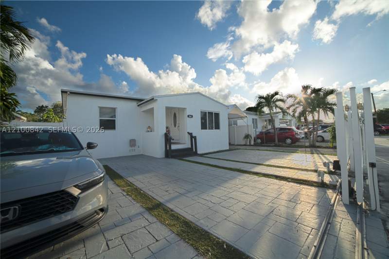 3 bedroom SingleFamilyResidence at 568 E 15th St, Hialeah 8th Add, Hialeah — photo 2