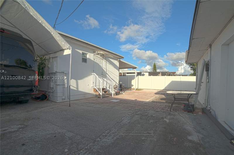 3 bedroom SingleFamilyResidence at 568 E 15th St, Hialeah 8th Add, Hialeah — photo 3