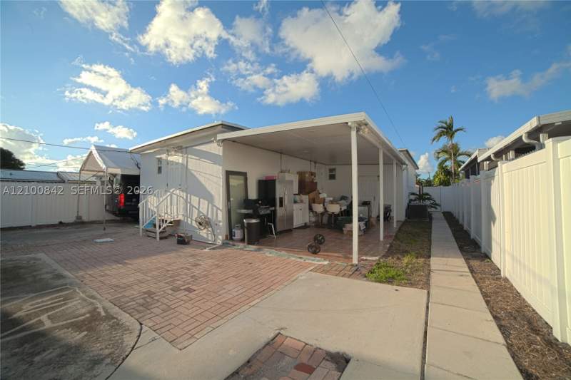 3 bedroom SingleFamilyResidence at 568 E 15th St, Hialeah 8th Add, Hialeah — photo 4