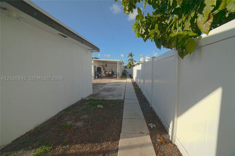 3 bedroom SingleFamilyResidence at 568 E 15th St, Hialeah 8th Add, Hialeah — photo 5