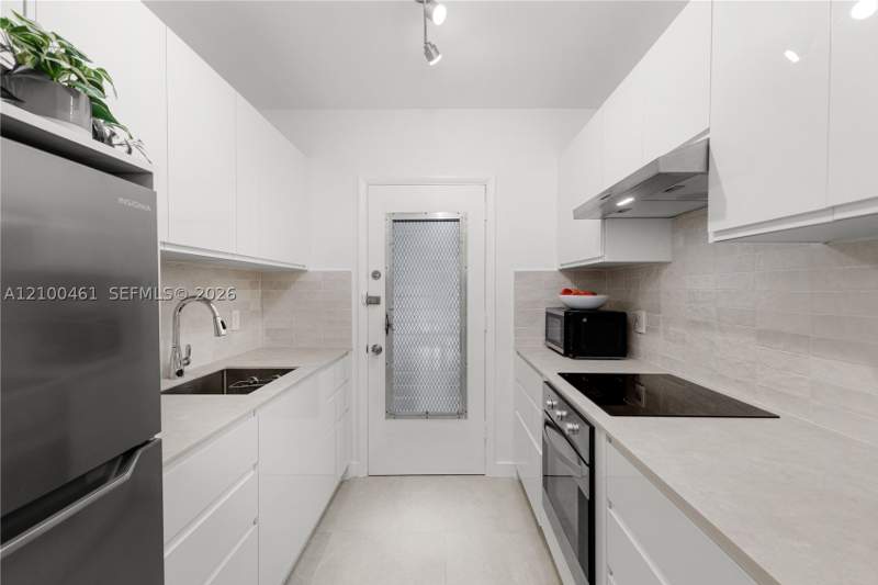 1 bedroom StockCooperative at 350 Collins Ave 311, Ocean Beach Fla Sub, Miami Beach — photo 3