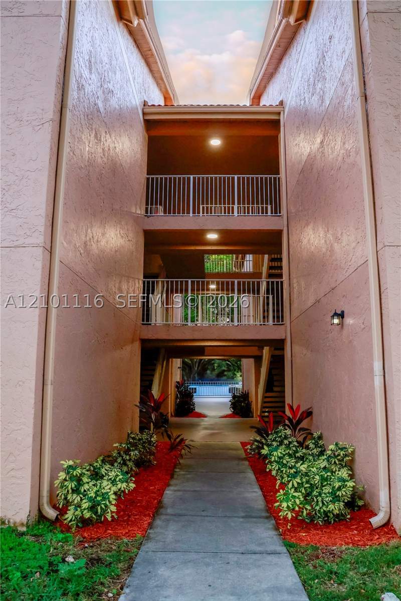 2 bedroom Condominium at 15770 SW 106th Ter 305, Royal Palm Place, Miami — photo 3
