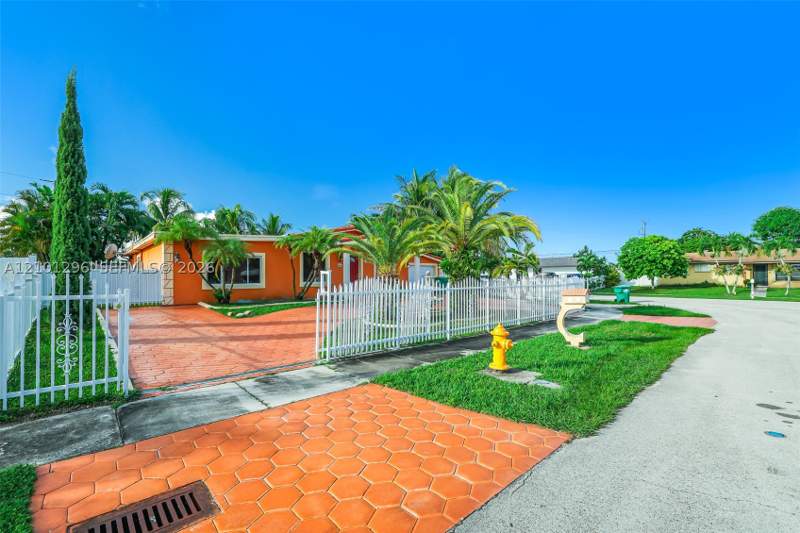 3 bedroom SingleFamilyResidence at 11840 SW 171st Ter, So Miami Heights Manor, Miami — photo 4
