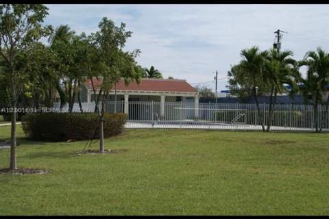 9030 SW 203rd Ter, Cutler Bay FL - photo 11 of 12