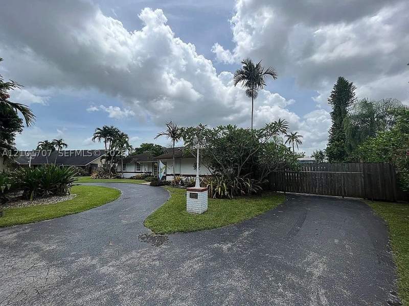 5 bedroom SingleFamilyResidence at 13250 N Calusa Club Dr, Calusa Club Estates, Miami — photo 2