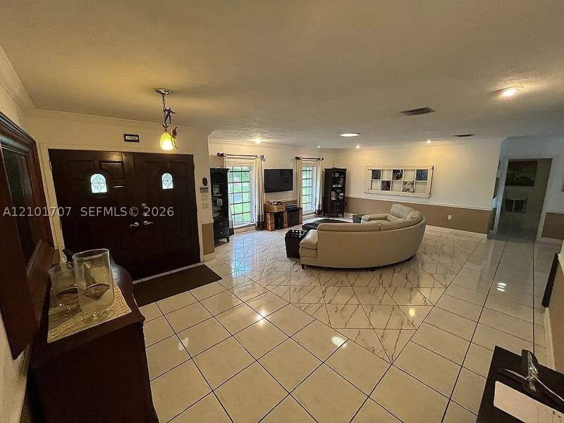 5 bedroom SingleFamilyResidence at 13250 N Calusa Club Dr, Calusa Club Estates, Miami — photo 3
