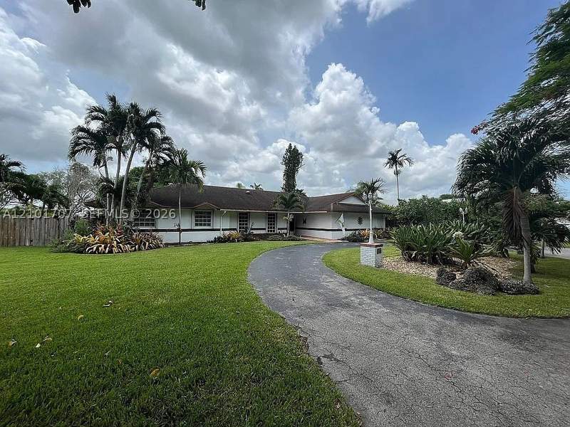 5 bedroom SingleFamilyResidence at 13250 N Calusa Club Dr, Calusa Club Estates, Miami — photo 4