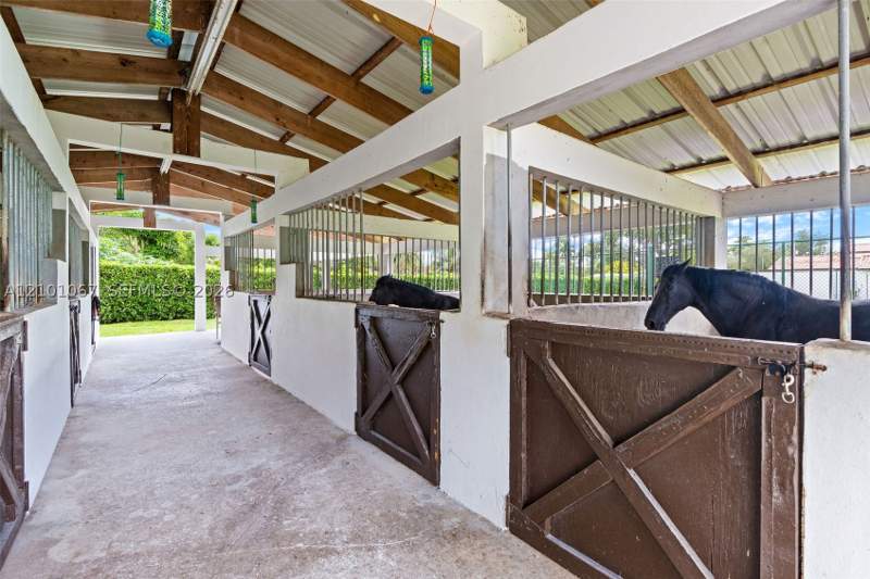 5 bedroom SingleFamilyResidence at 11925 SW 43rd St, Bird Road Farmsites, Miami — photo 4
