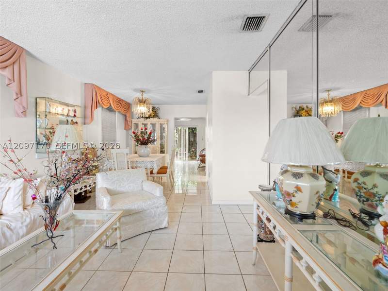 3 bedroom SingleFamilyResidence at 1075 W 32nd St, Sel-Clar Manors, Hialeah — photo 2