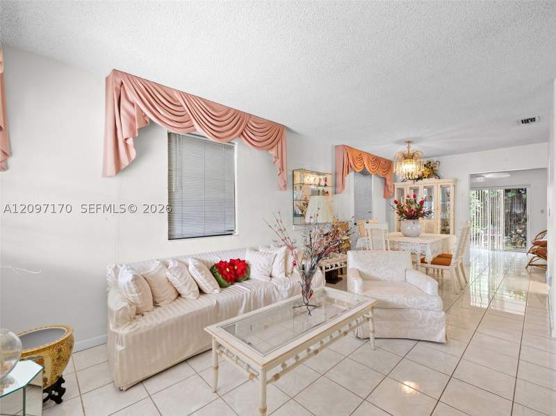 3 bedroom SingleFamilyResidence at 1075 W 32nd St, Sel-Clar Manors, Hialeah — photo 3