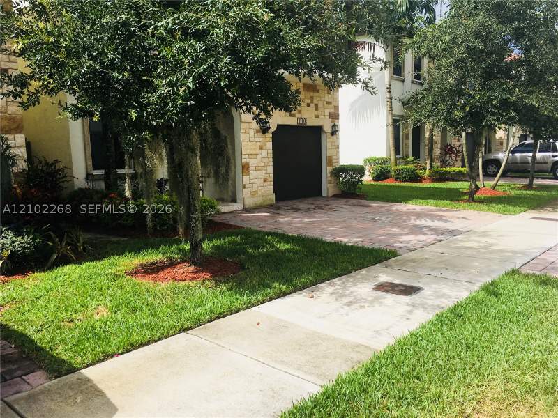 4 bedroom SingleFamilyResidence at 10310 NW 70th Ter, Vintage Estates, Doral — photo 5